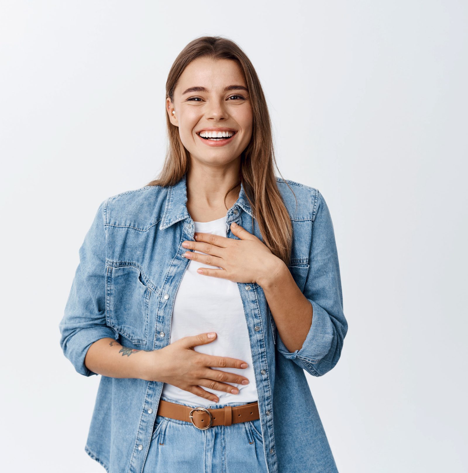 Mulher sorridente com as mãos sobre o abdômen