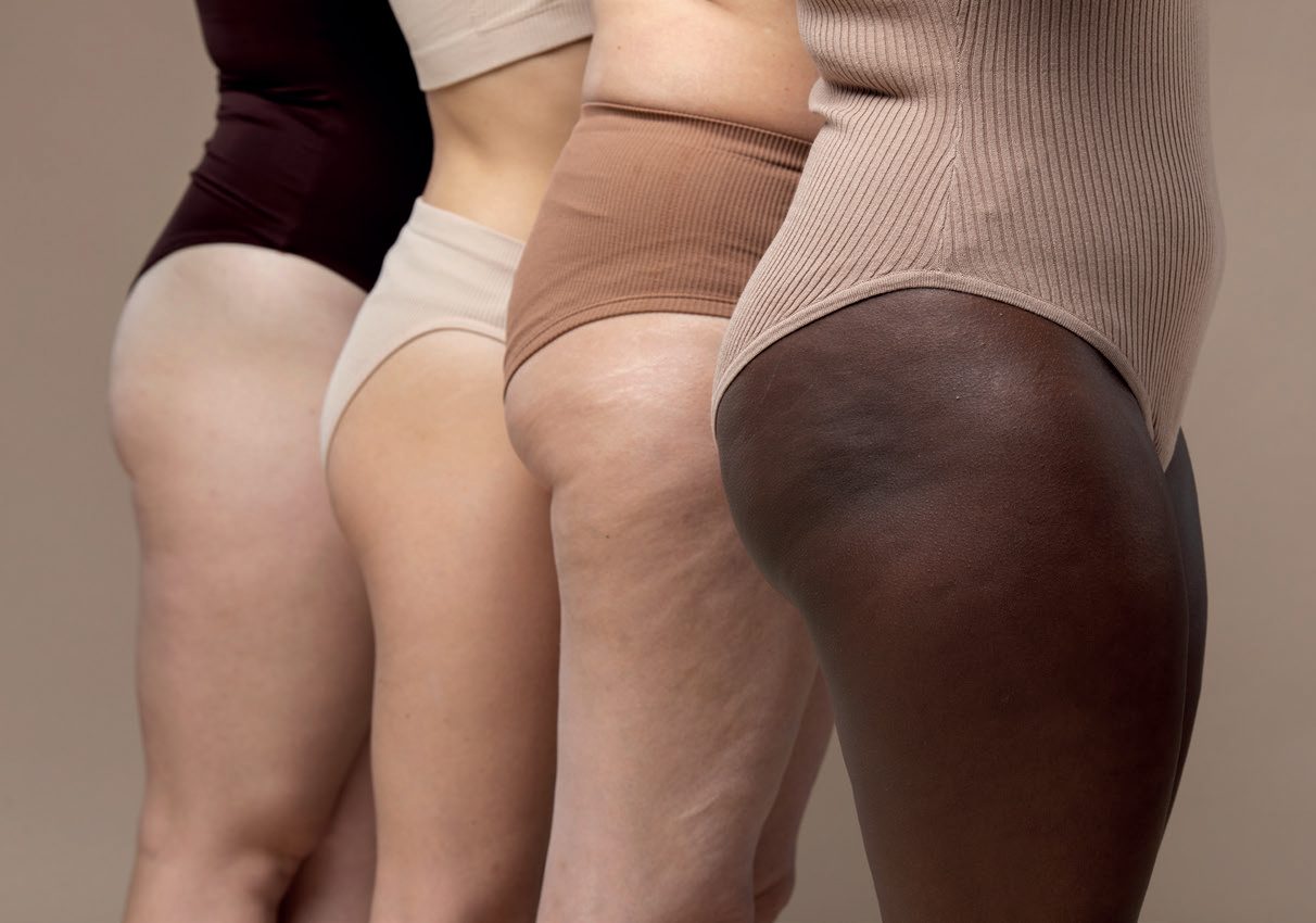 Pernas e quadris de mulheres com diferentes tipos de corpo, em roupas íntimas cor de pele
