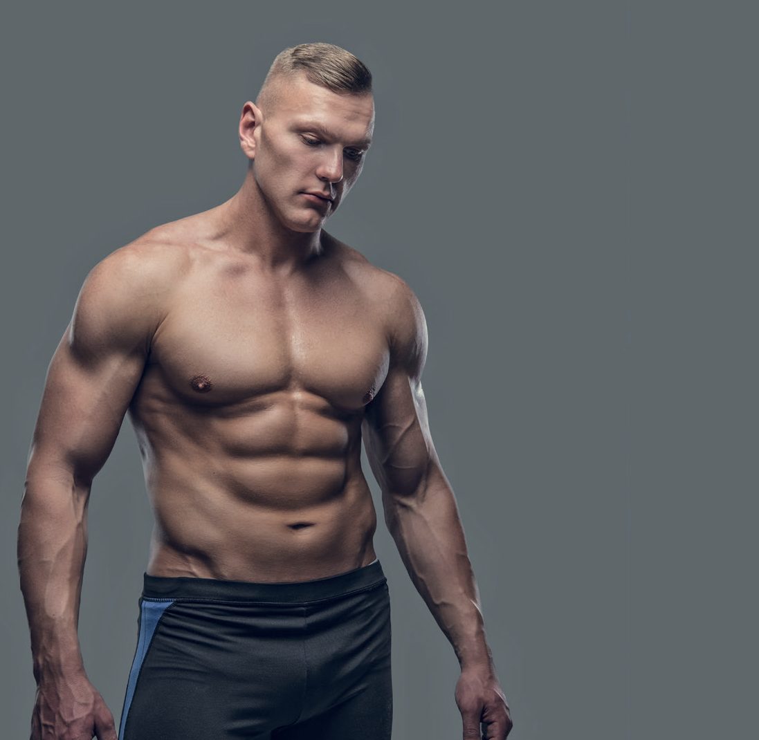 Homem musculoso sem camisa em fundo cinza